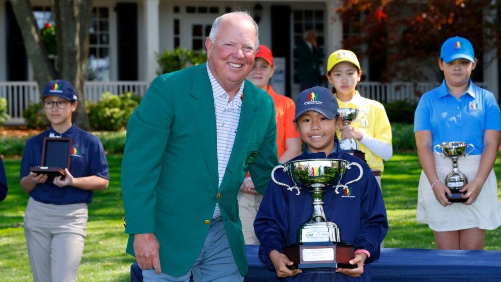 Masters champion Mark O’Meara poses with Girls 10-11 division champion Kylie Chung during the 2022 Drive, Chip & Putt National Finals at Augusta National Golf Club.